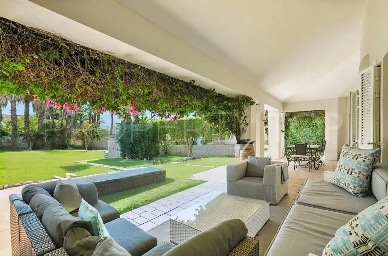 Chalet en venta con 4 dormitorios en Zona F
