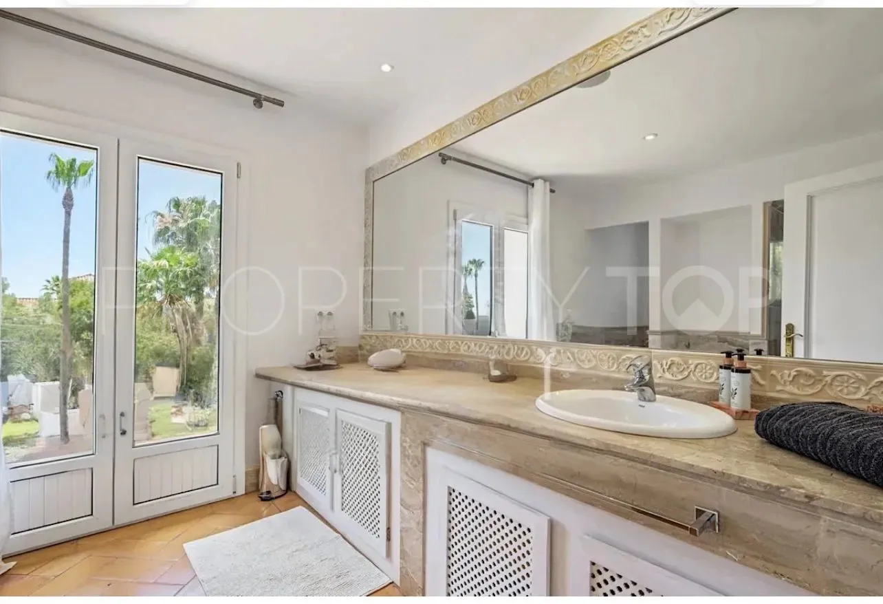Chalet en venta con 4 dormitorios en Zona F