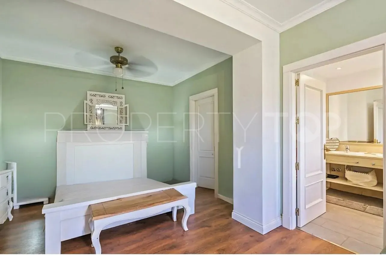 Chalet en venta con 4 dormitorios en Zona F