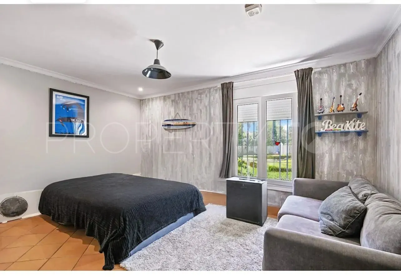 Chalet en venta con 4 dormitorios en Zona F