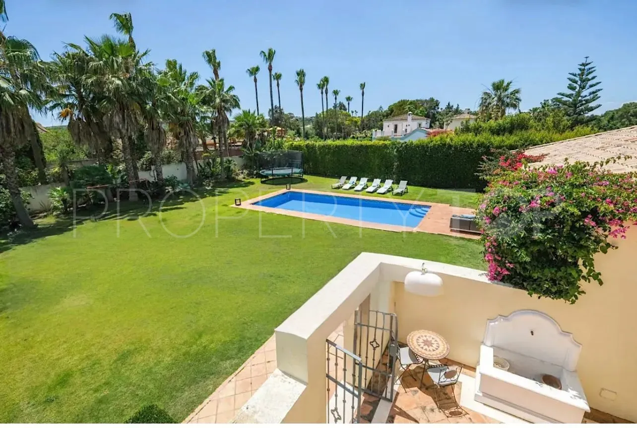 Chalet en venta con 4 dormitorios en Zona F