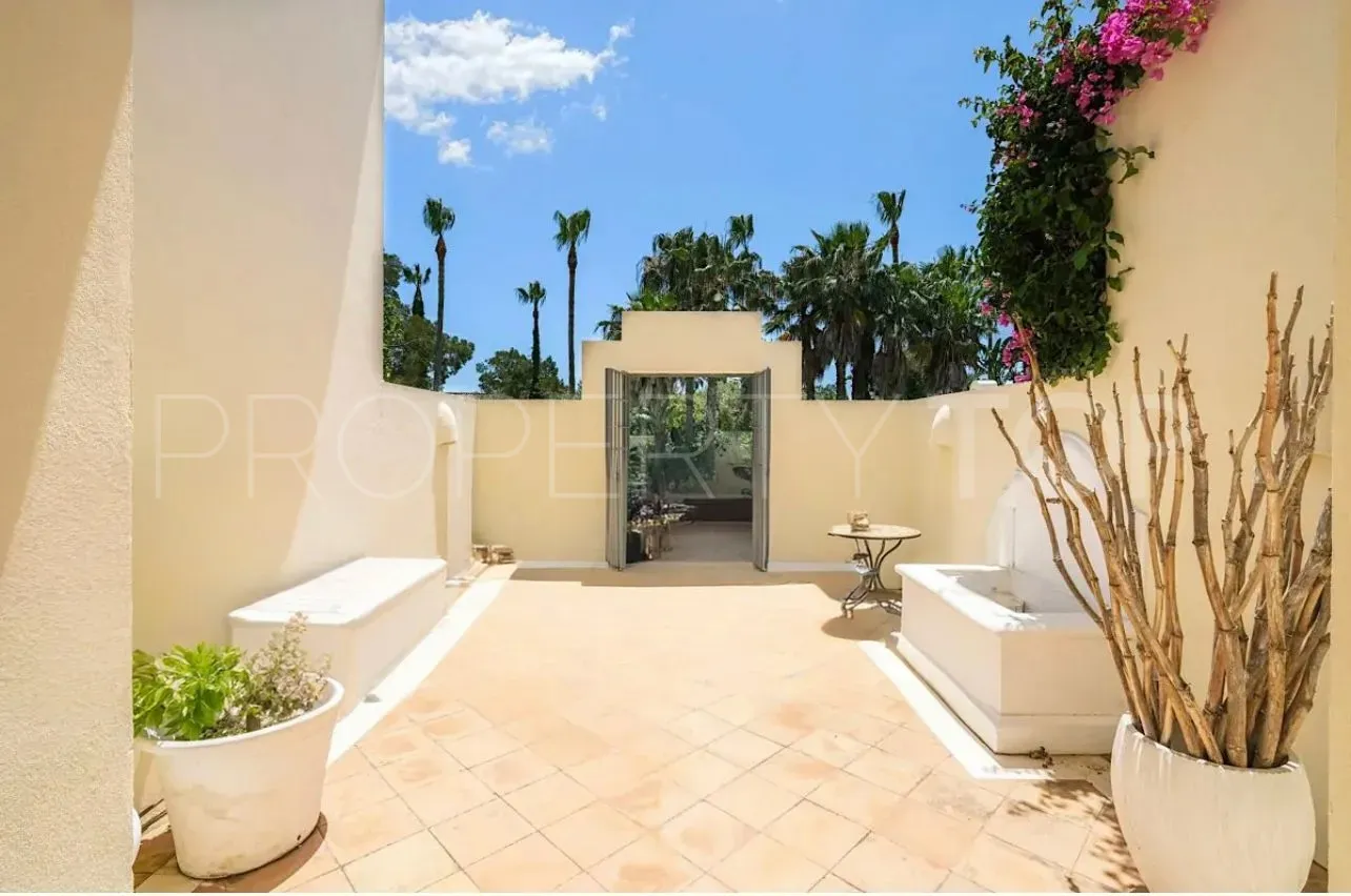 Chalet en venta con 4 dormitorios en Zona F