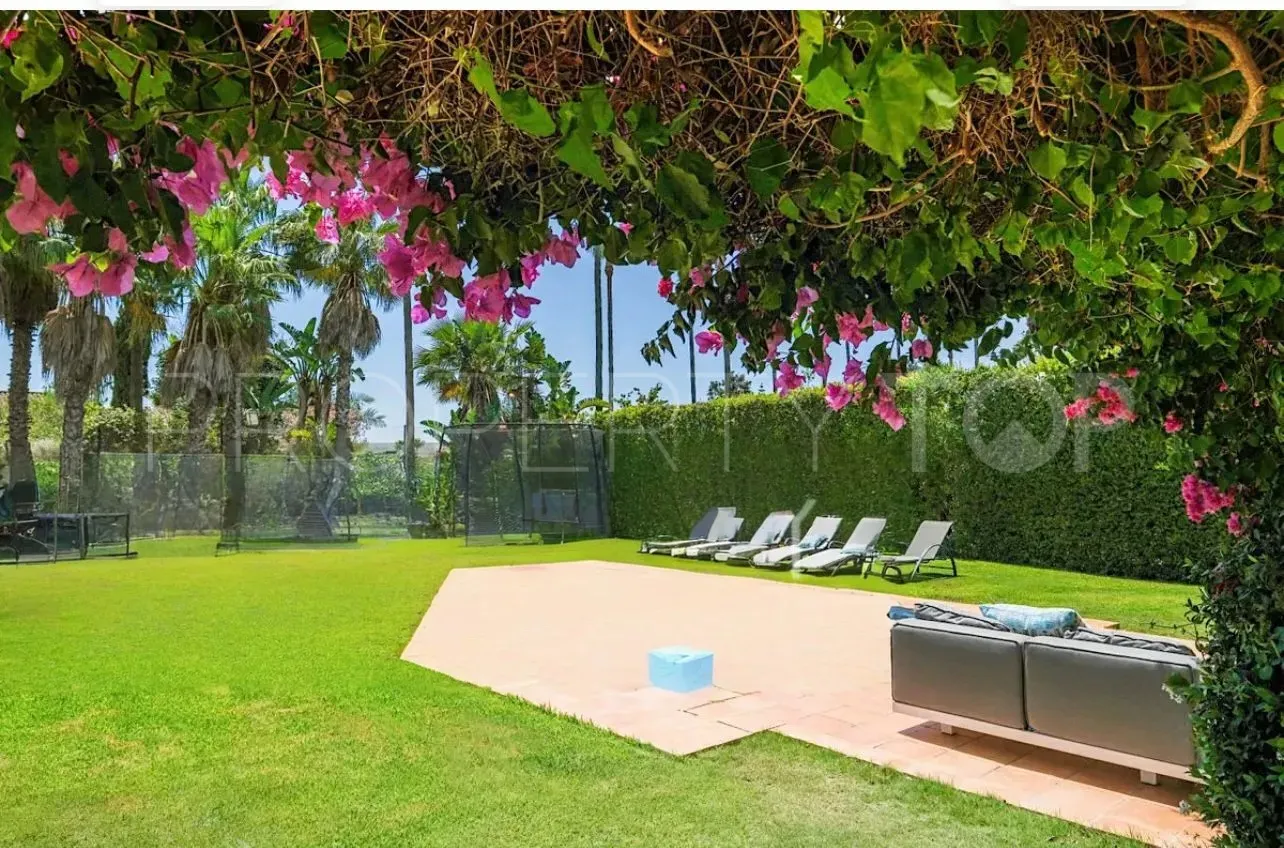 Chalet en venta con 4 dormitorios en Zona F