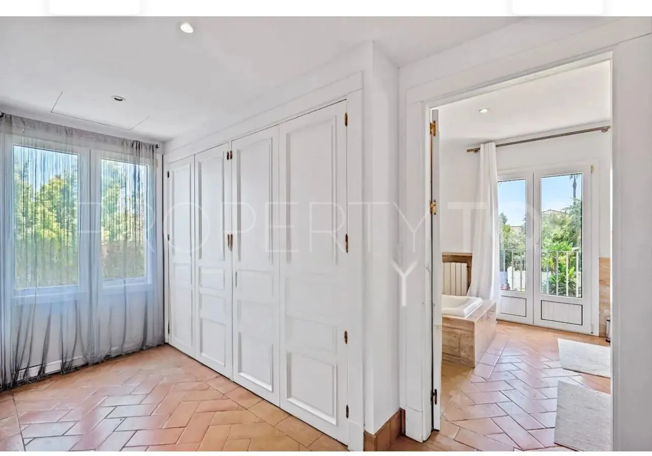 Chalet en venta con 4 dormitorios en Zona F