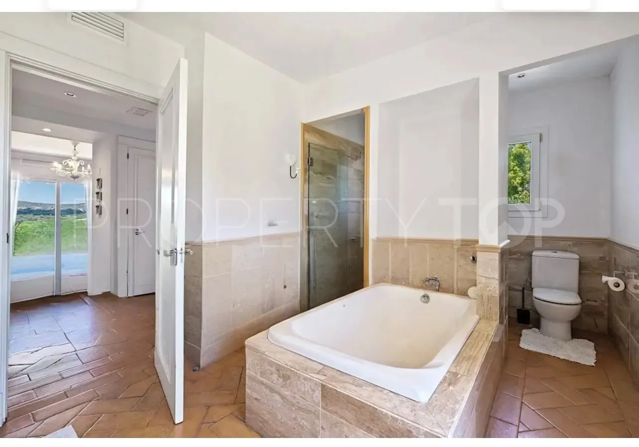 Chalet en venta con 4 dormitorios en Zona F