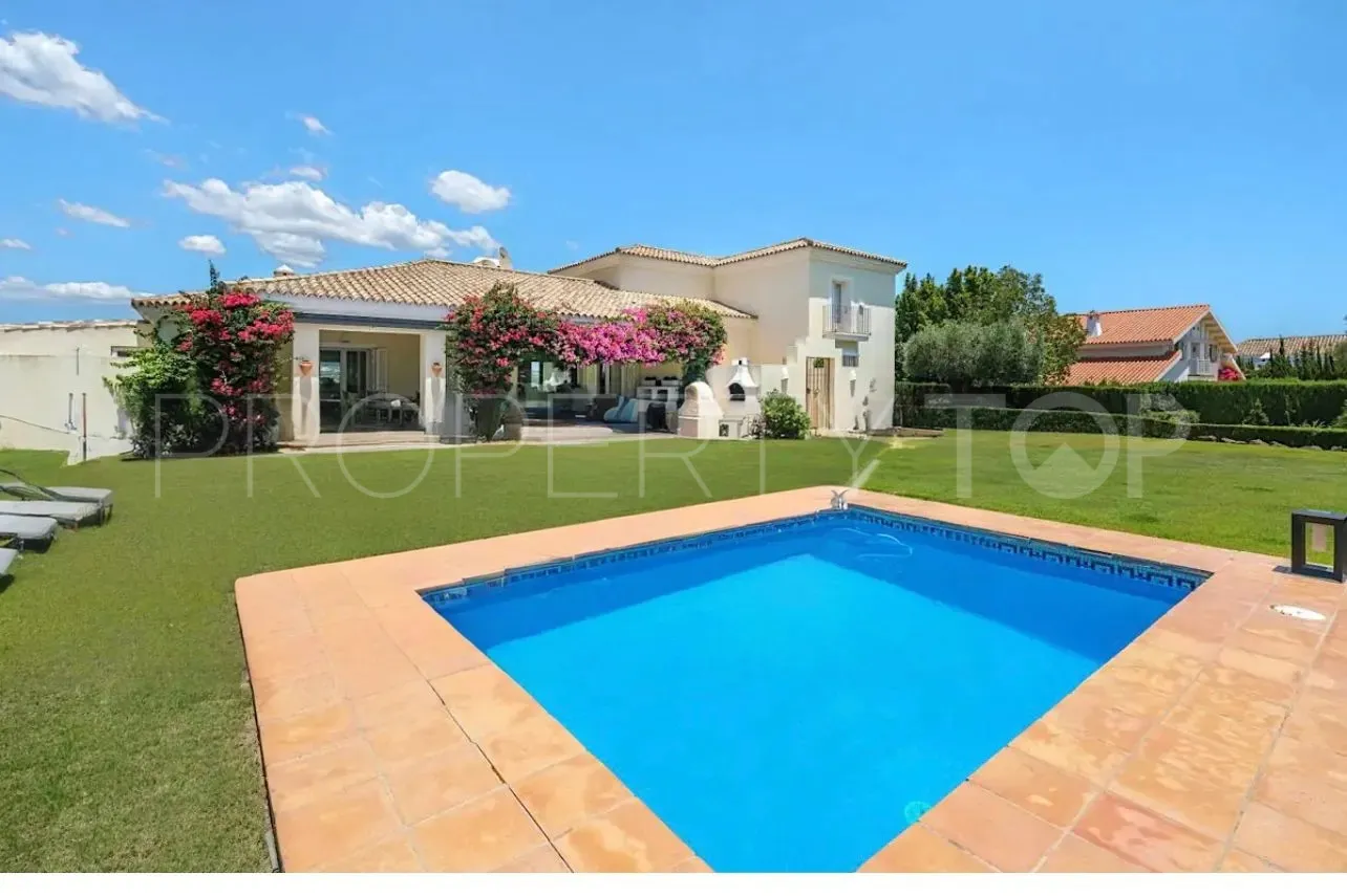 Chalet en venta con 4 dormitorios en Zona F