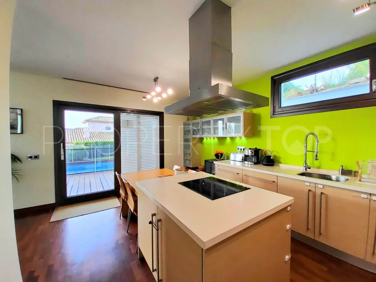 For sale villa with 5 bedrooms in Torreguadiaro