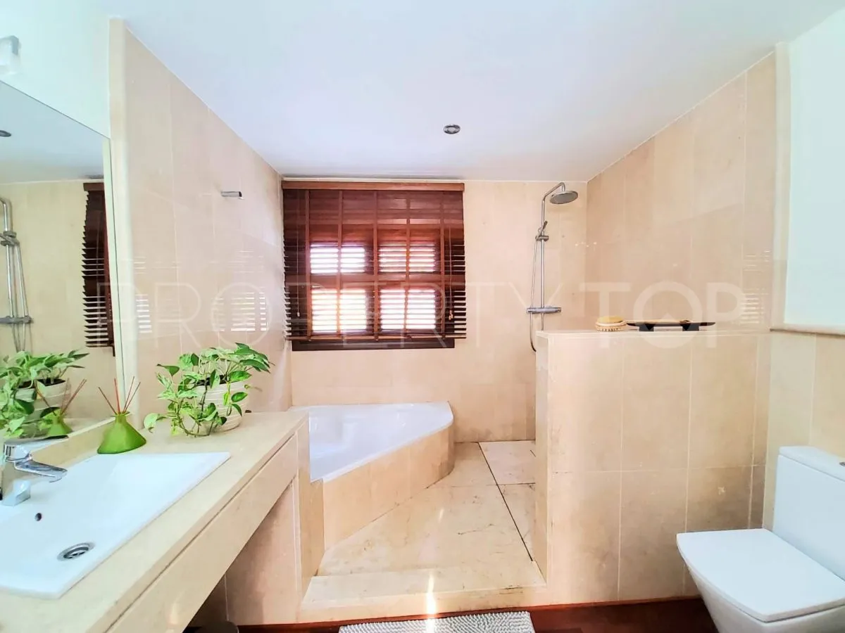 For sale villa with 5 bedrooms in Torreguadiaro