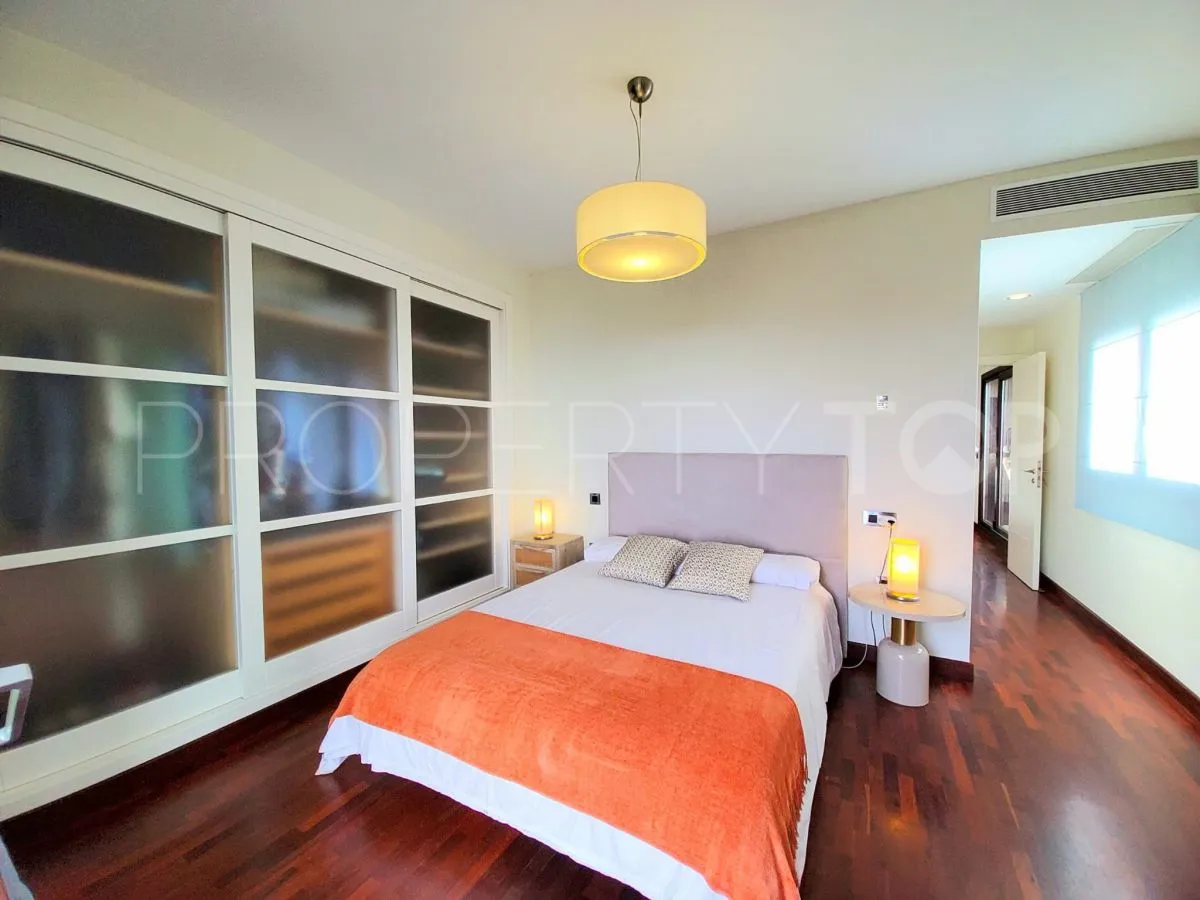 For sale villa with 5 bedrooms in Torreguadiaro