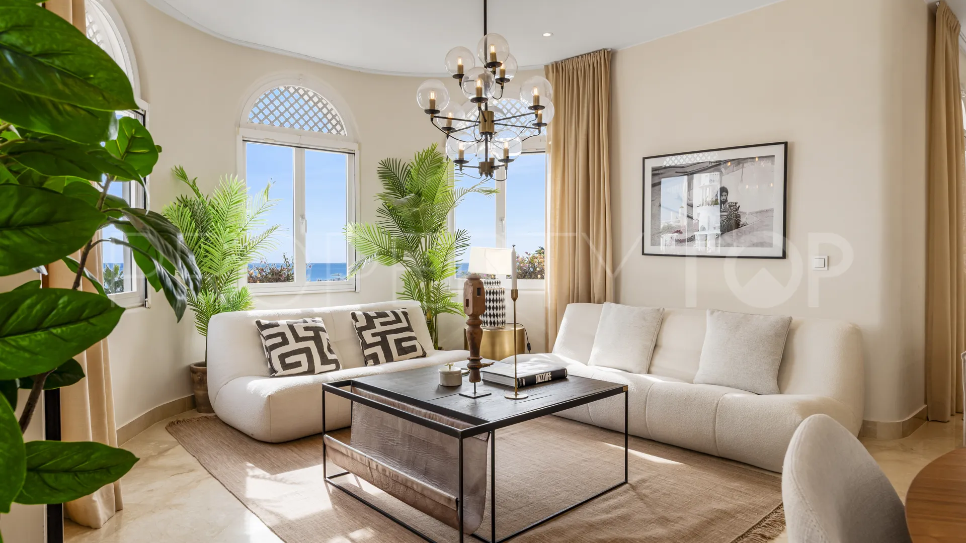 Duplex penthouse with 3 bedrooms for sale in Marbella Golden Mile