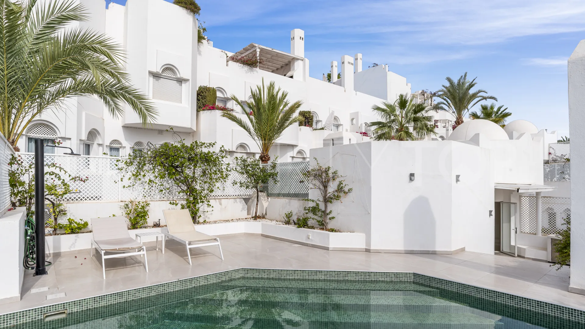 Duplex penthouse with 3 bedrooms for sale in Marbella Golden Mile