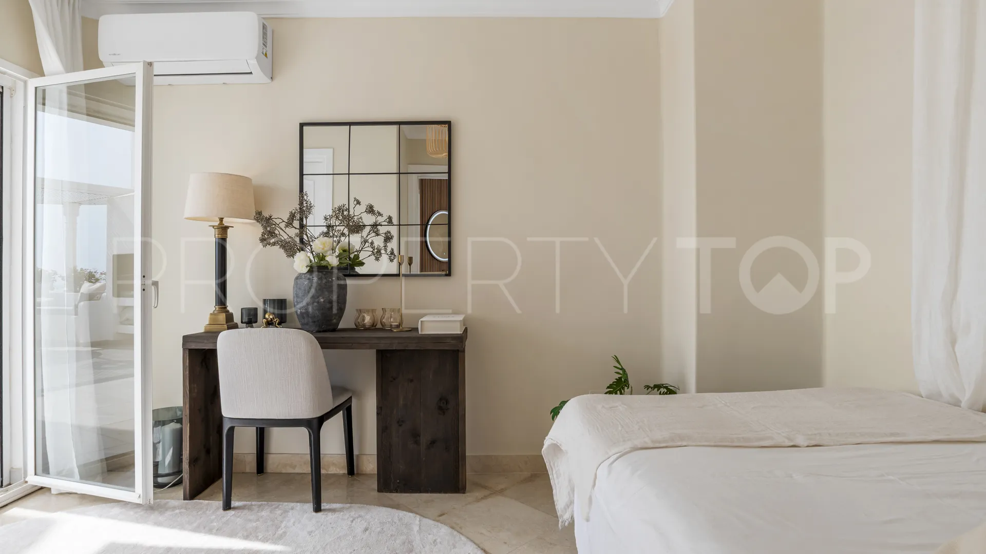 Duplex penthouse with 3 bedrooms for sale in Marbella Golden Mile