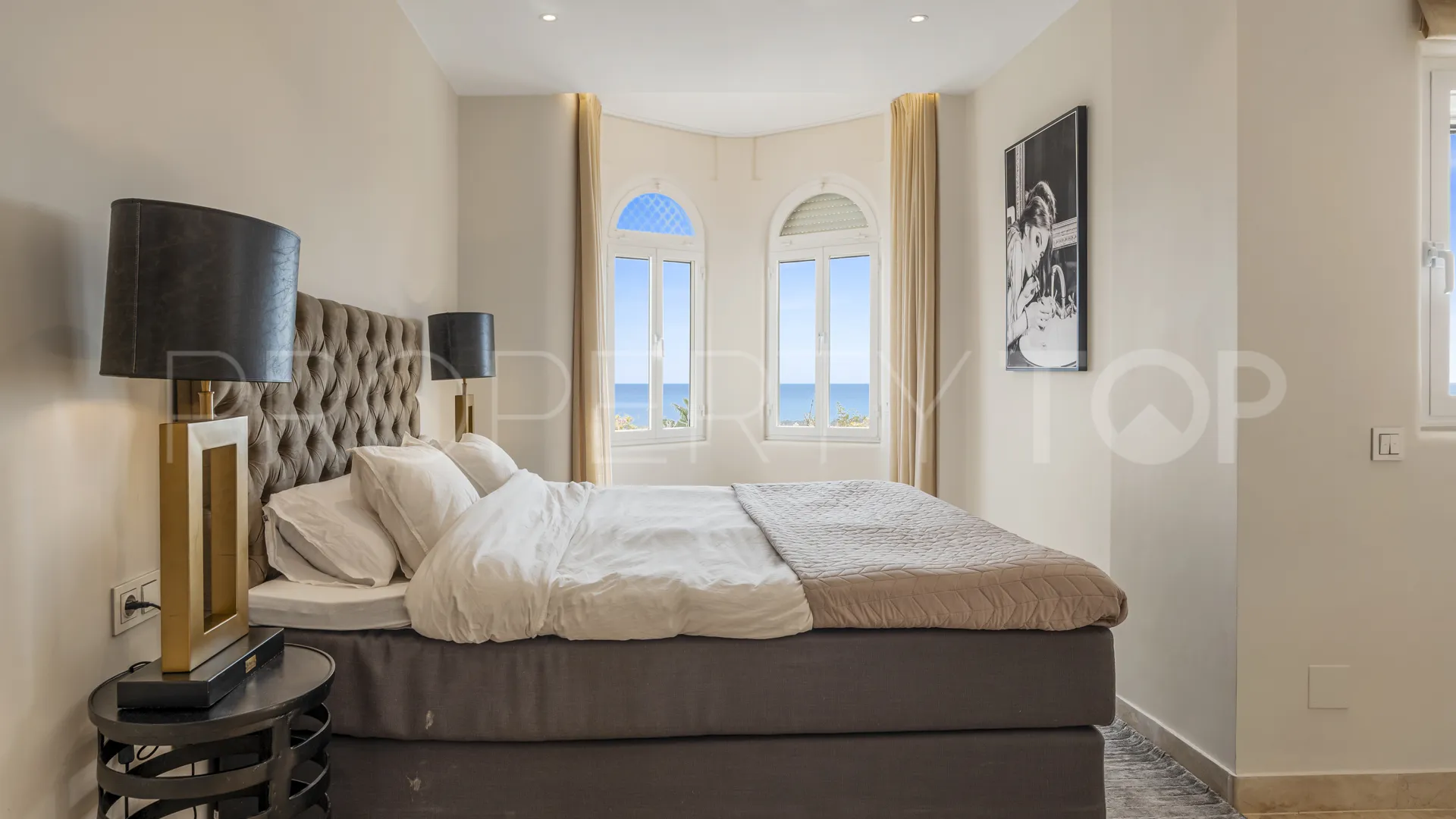 Duplex penthouse with 3 bedrooms for sale in Marbella Golden Mile