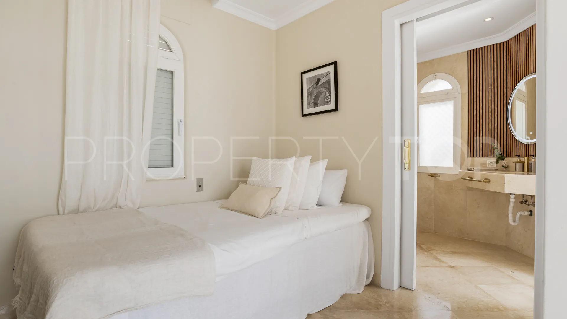 Duplex penthouse with 3 bedrooms for sale in Marbella Golden Mile