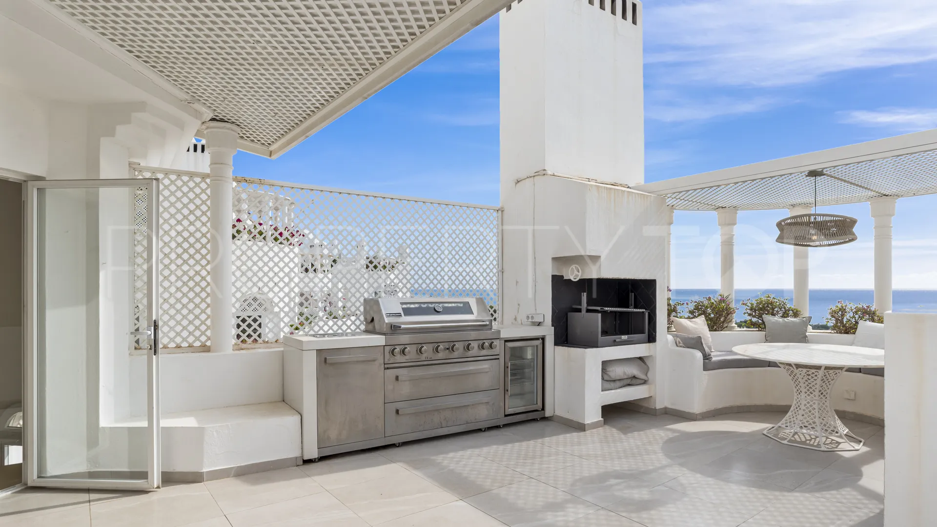 Duplex penthouse with 3 bedrooms for sale in Marbella Golden Mile