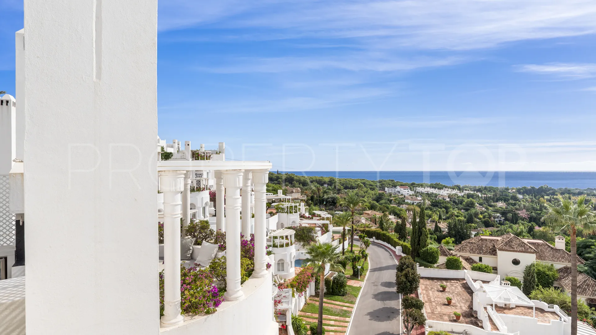 Duplex penthouse with 3 bedrooms for sale in Marbella Golden Mile