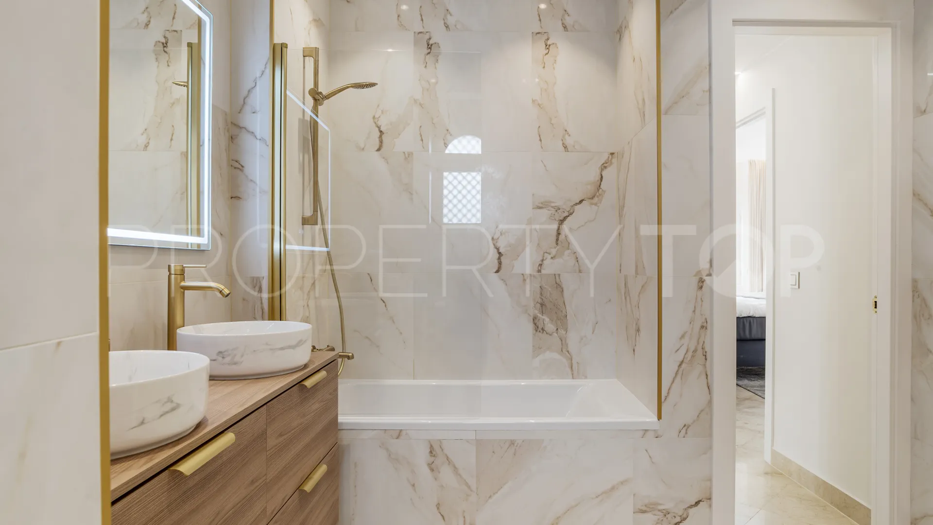 Duplex penthouse with 3 bedrooms for sale in Marbella Golden Mile