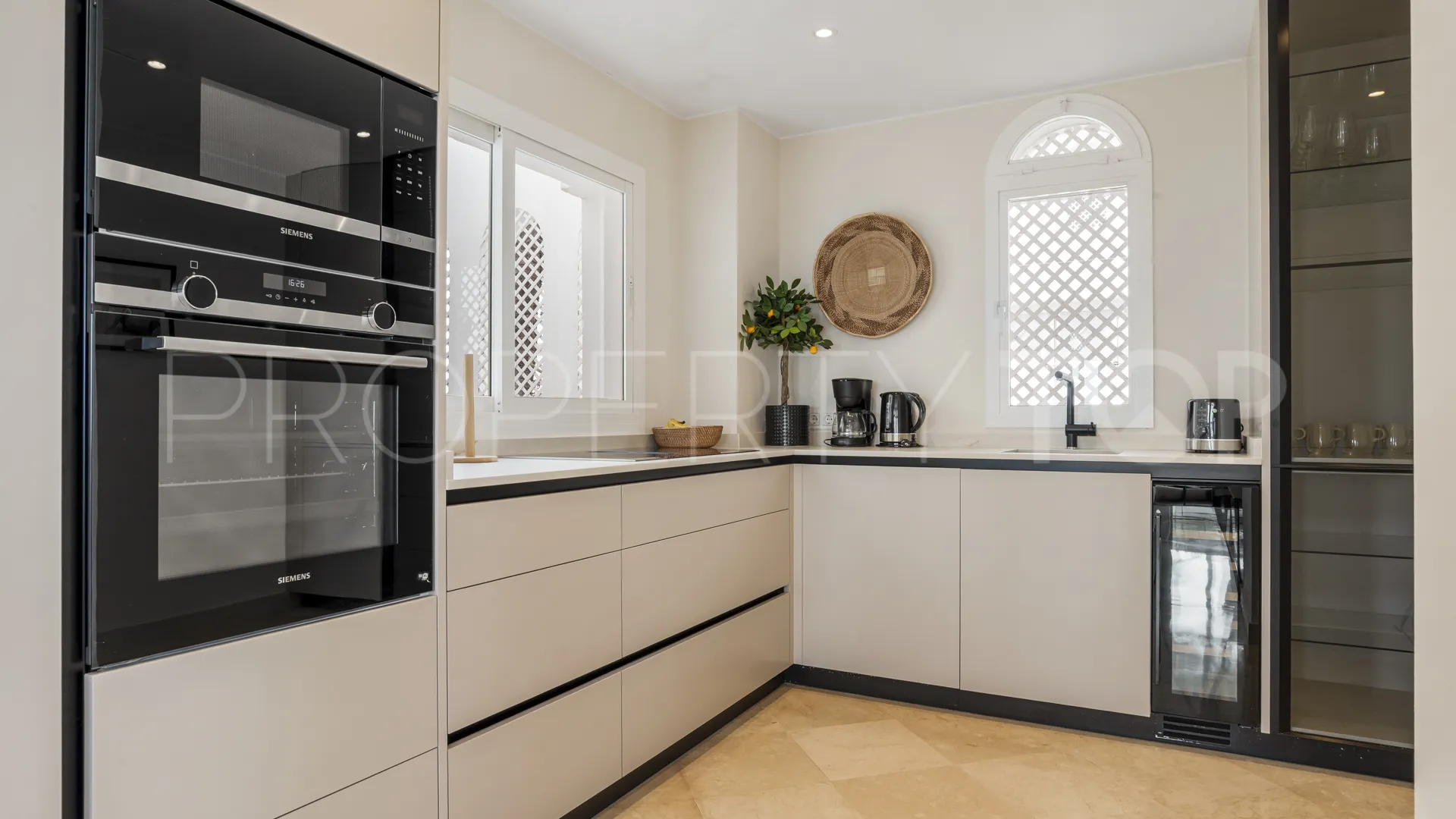 Duplex penthouse with 3 bedrooms for sale in Marbella Golden Mile