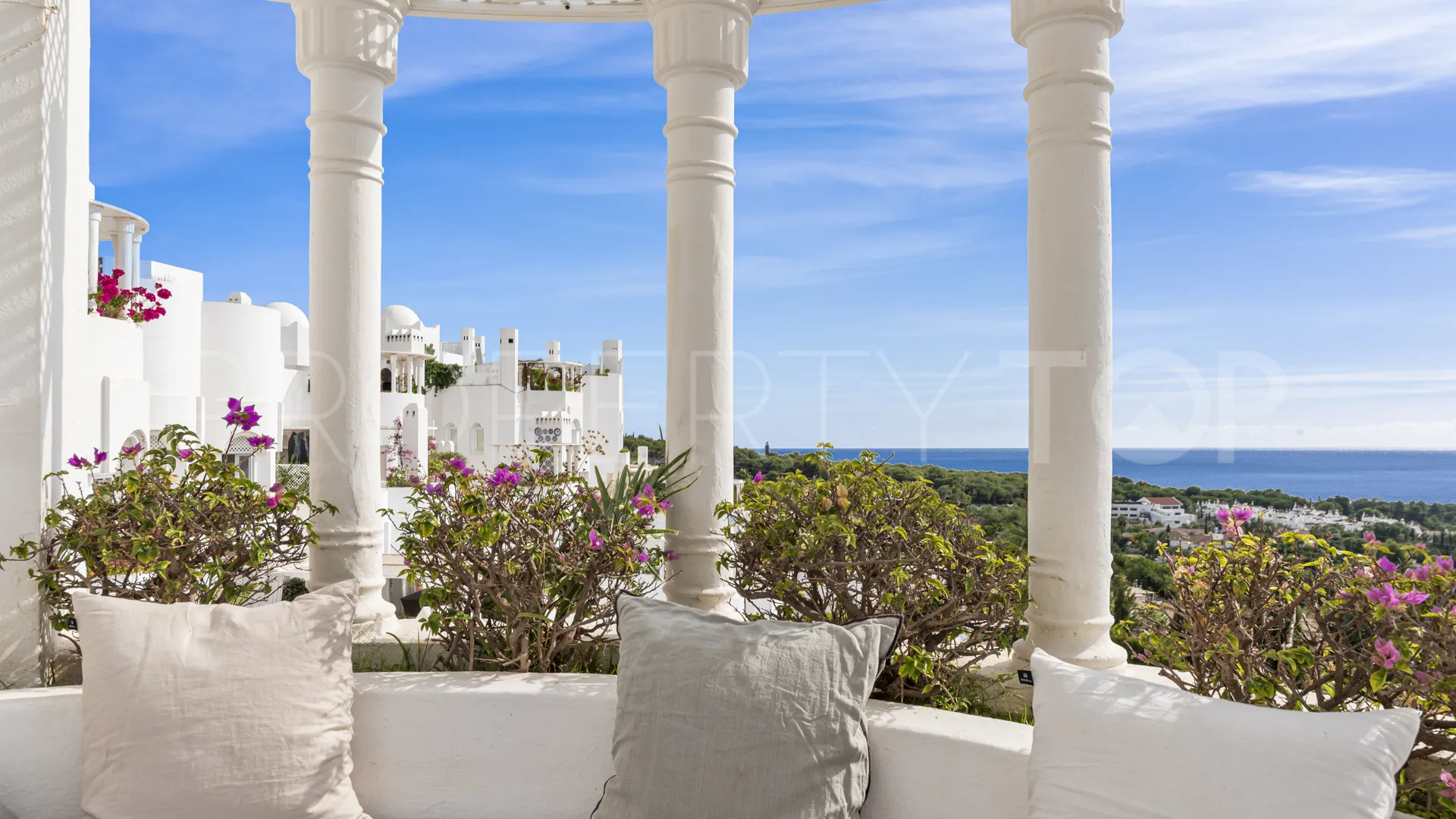 Duplex penthouse with 3 bedrooms for sale in Marbella Golden Mile