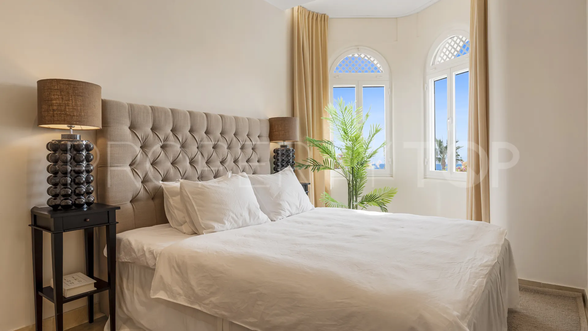 Duplex penthouse with 3 bedrooms for sale in Marbella Golden Mile