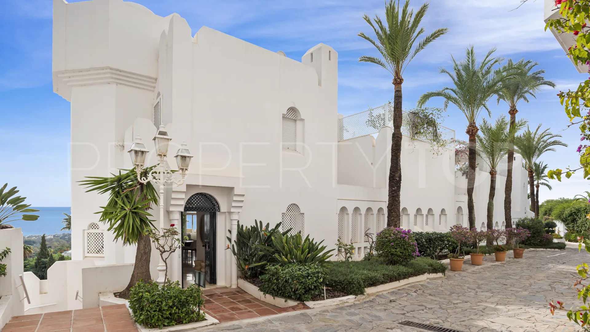 Duplex penthouse with 3 bedrooms for sale in Marbella Golden Mile