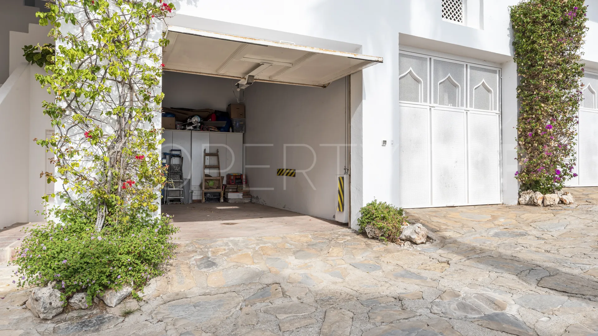 Duplex penthouse with 3 bedrooms for sale in Marbella Golden Mile