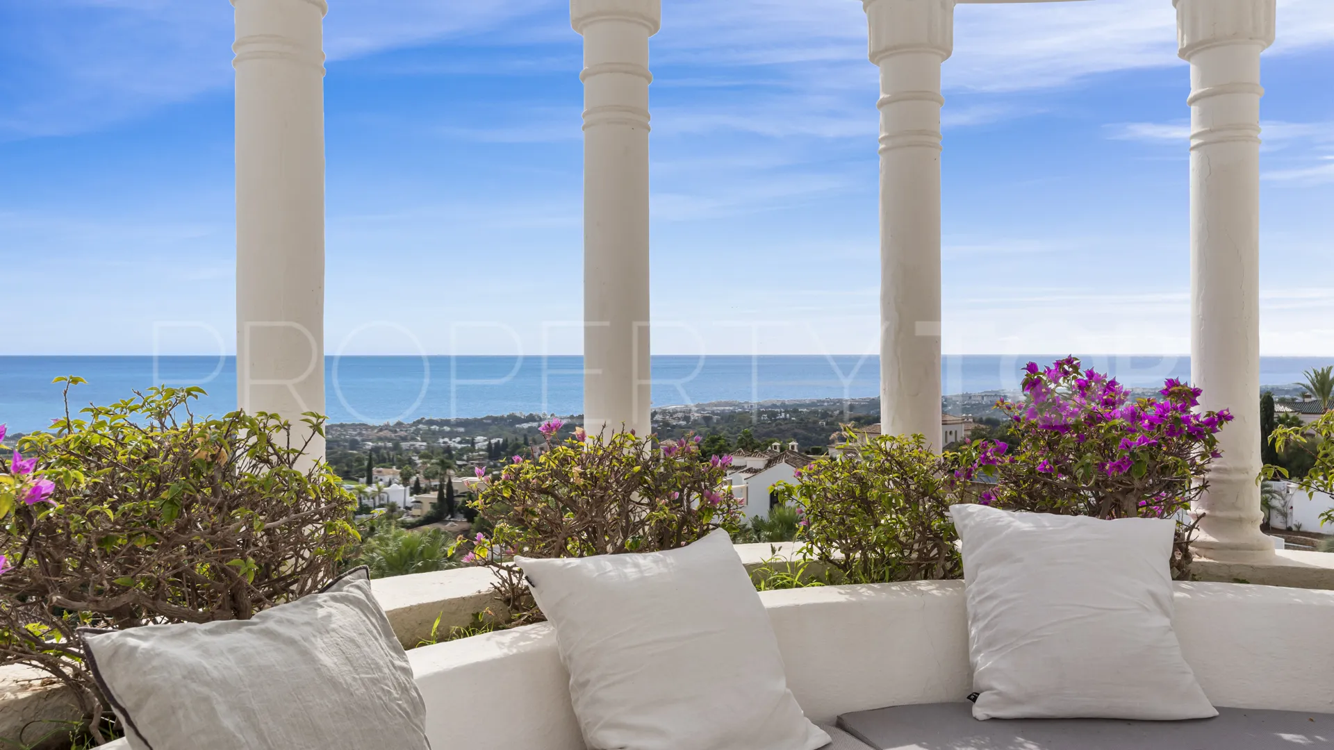 Duplex penthouse with 3 bedrooms for sale in Marbella Golden Mile