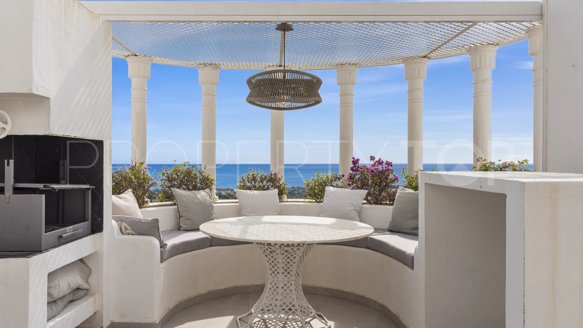 Duplex penthouse with 3 bedrooms for sale in Marbella Golden Mile