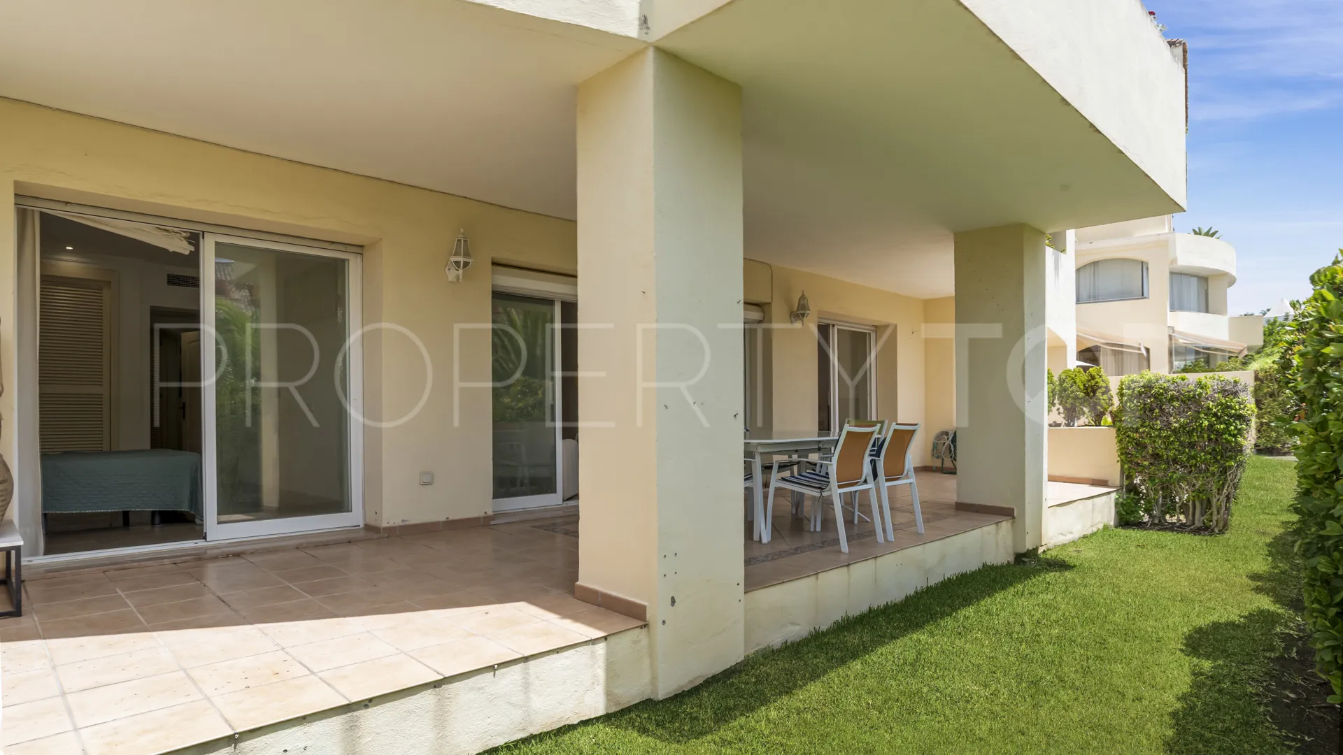 Comprar apartamento planta baja en Bahia de Marbella