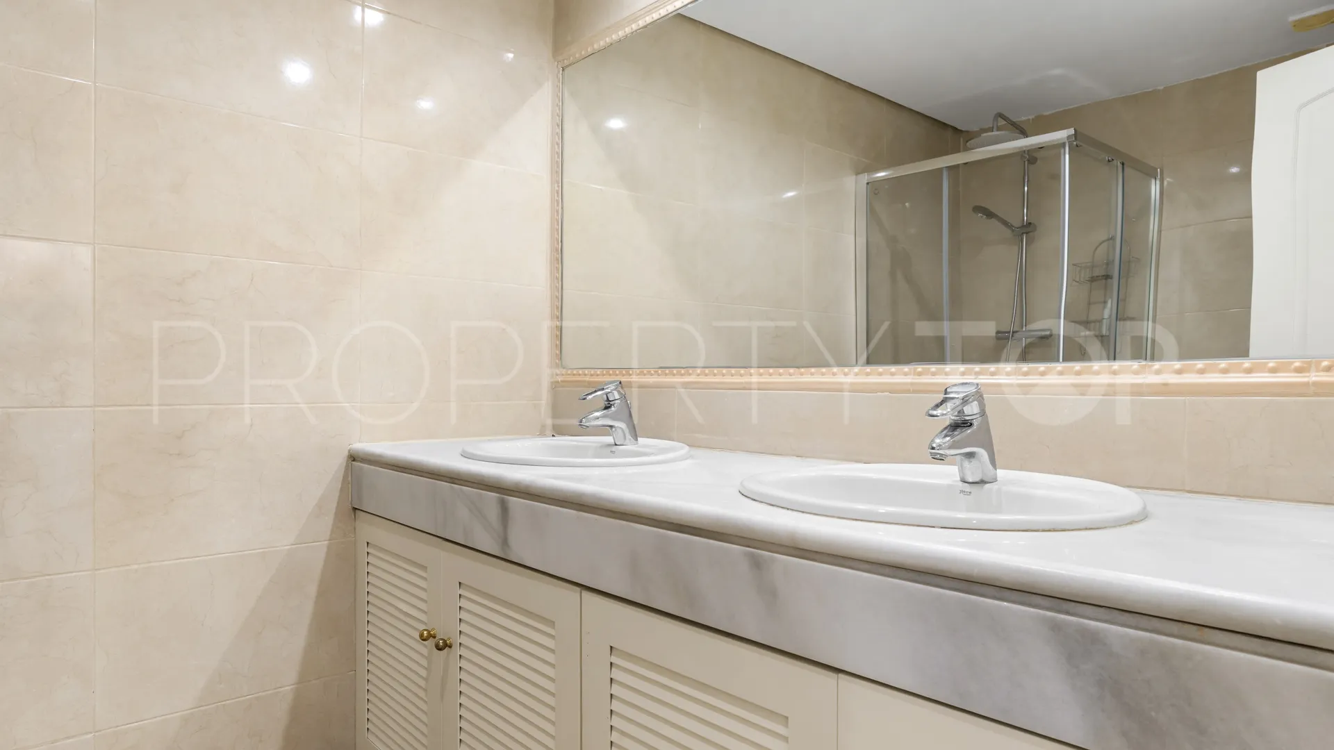 Comprar apartamento planta baja en Bahia de Marbella