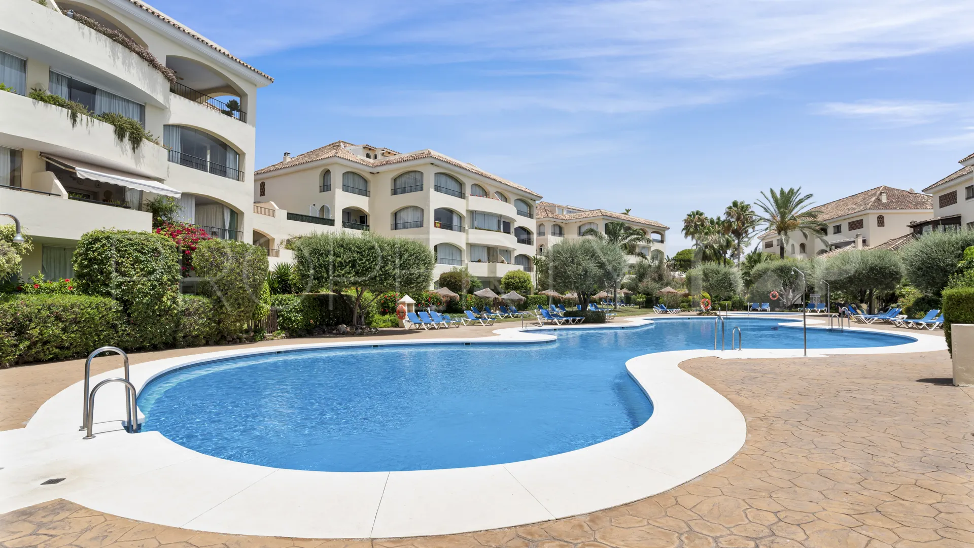 Comprar apartamento planta baja en Bahia de Marbella