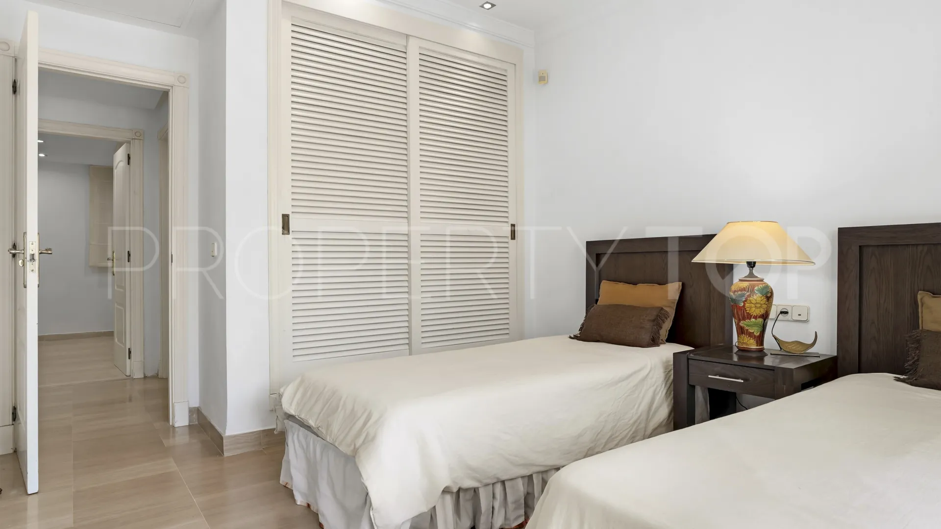 Comprar apartamento planta baja en Bahia de Marbella