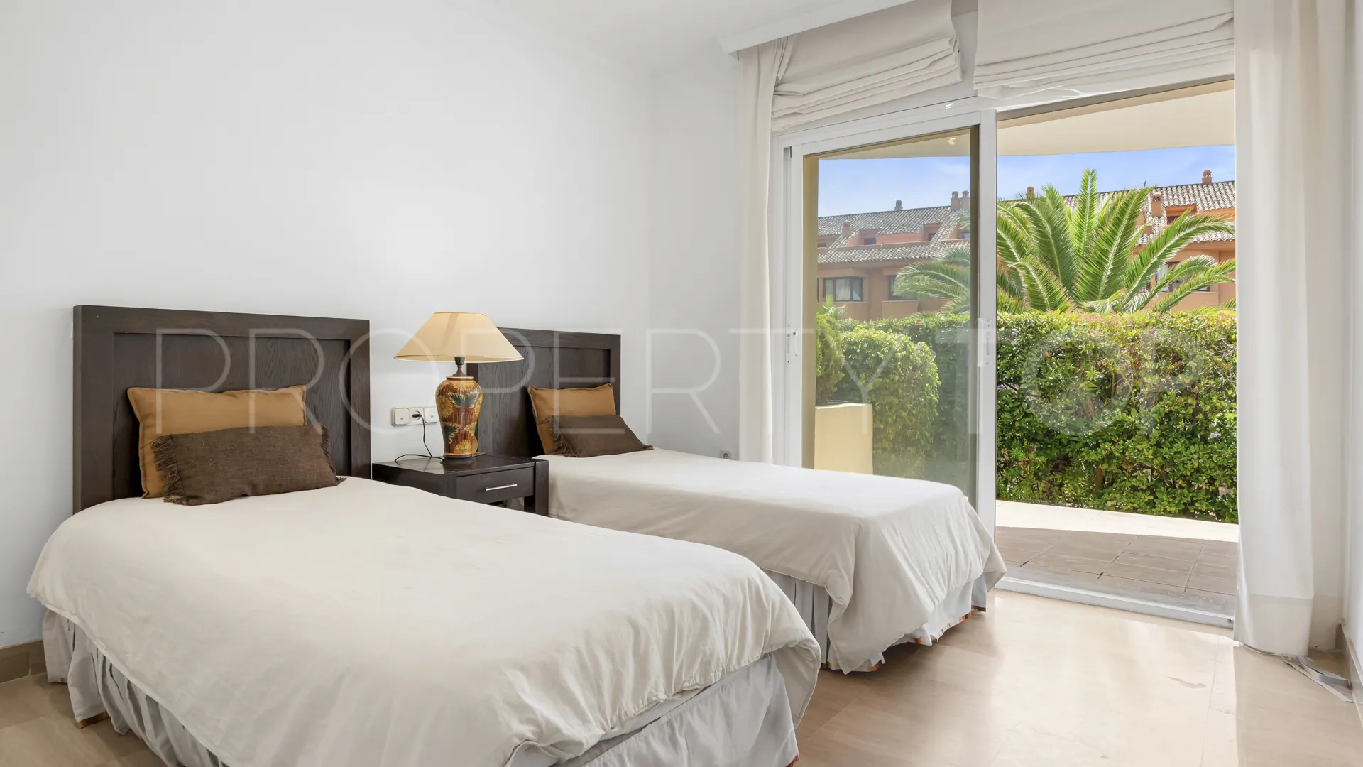 Comprar apartamento planta baja en Bahia de Marbella