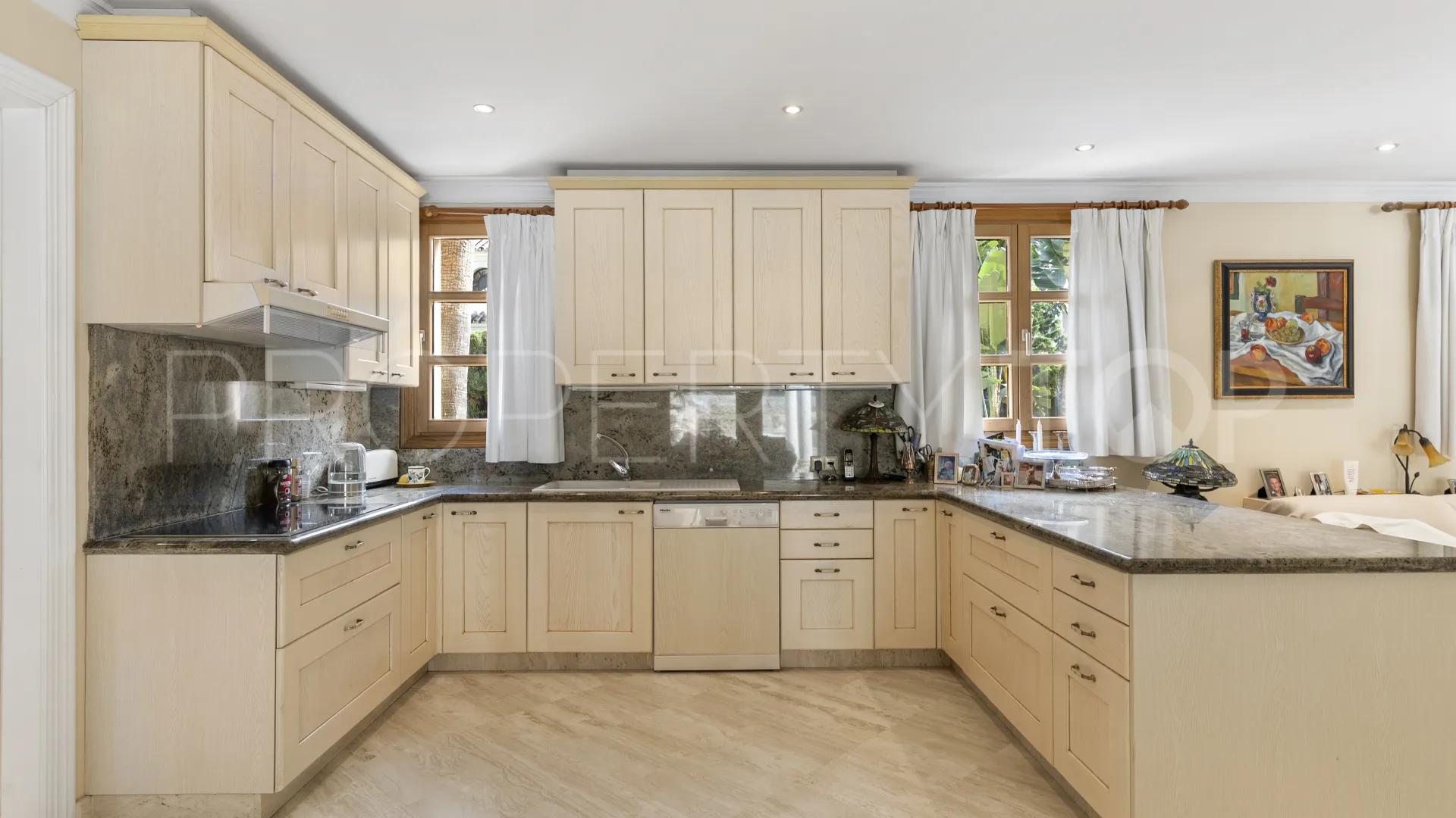For sale villa with 5 bedrooms in Nueva Andalucia