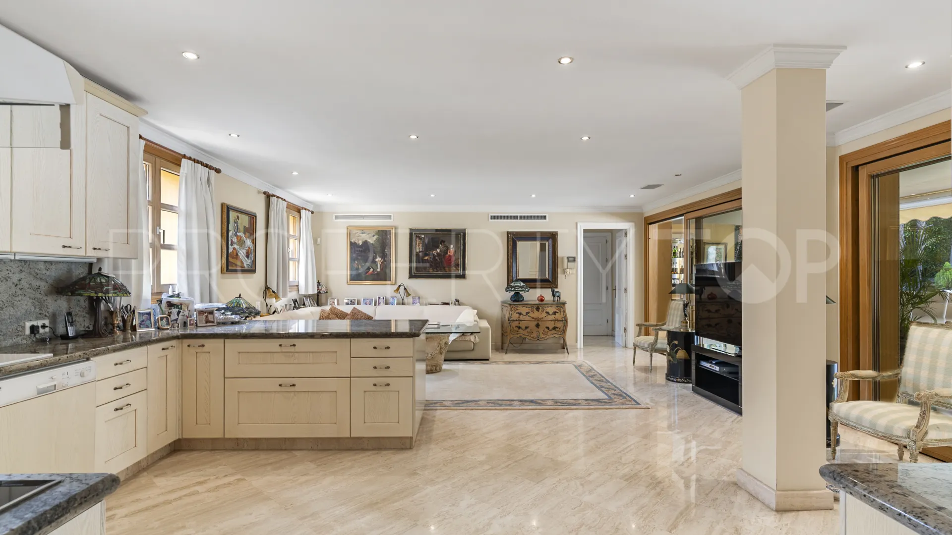 For sale villa with 5 bedrooms in Nueva Andalucia