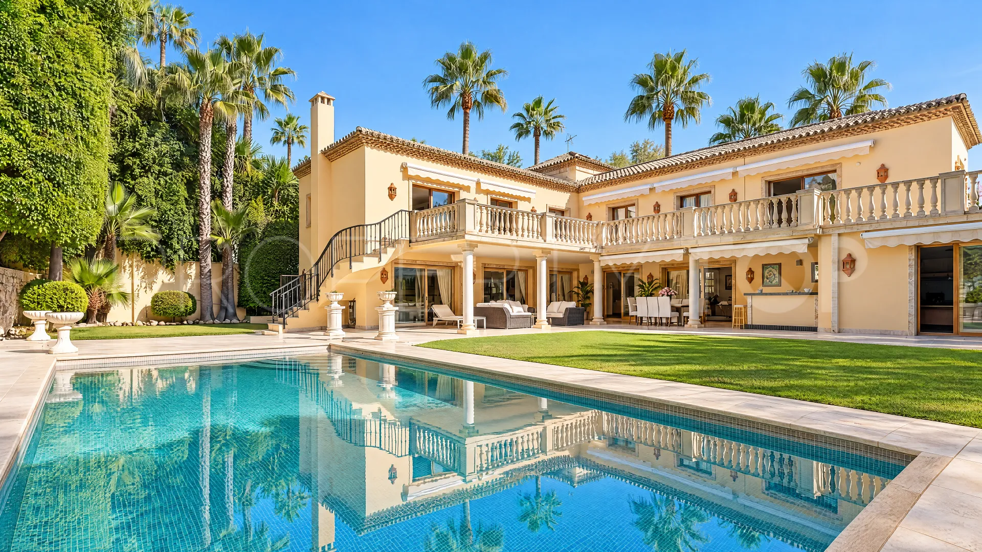 For sale villa with 5 bedrooms in Nueva Andalucia