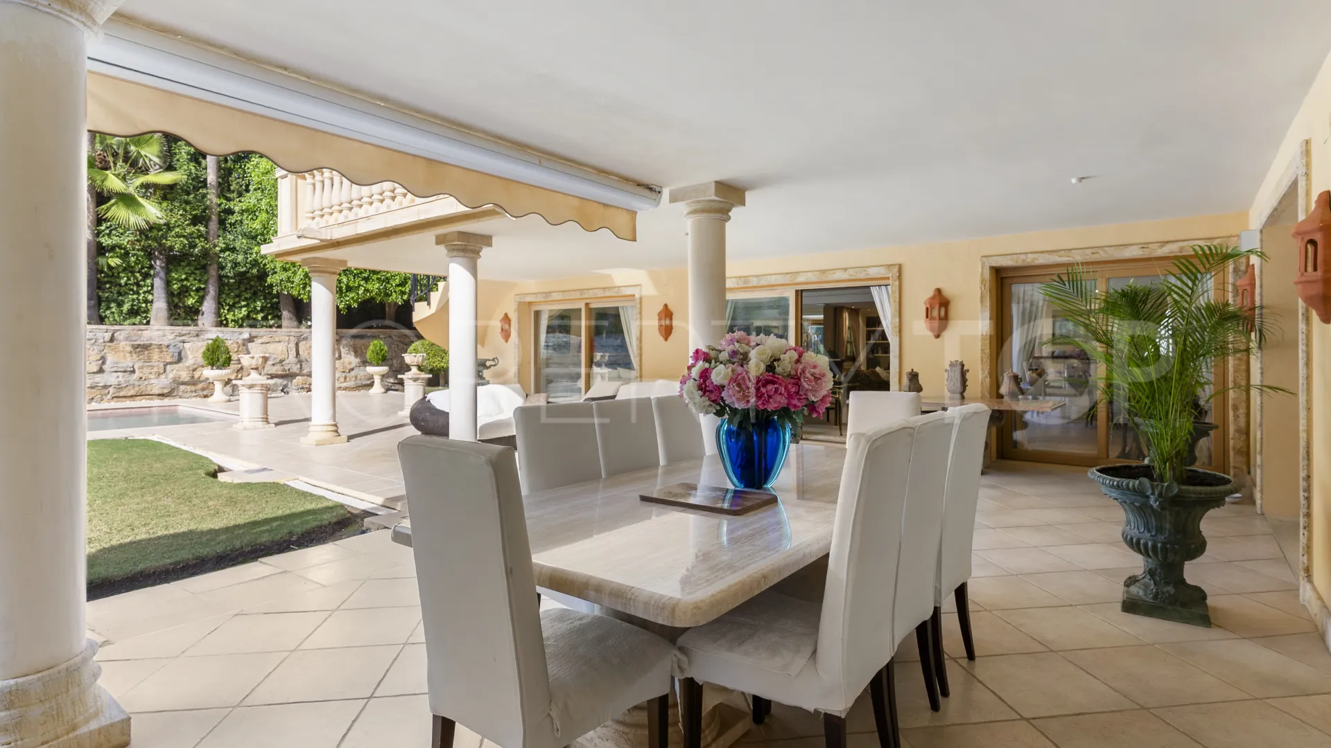 For sale villa with 5 bedrooms in Nueva Andalucia