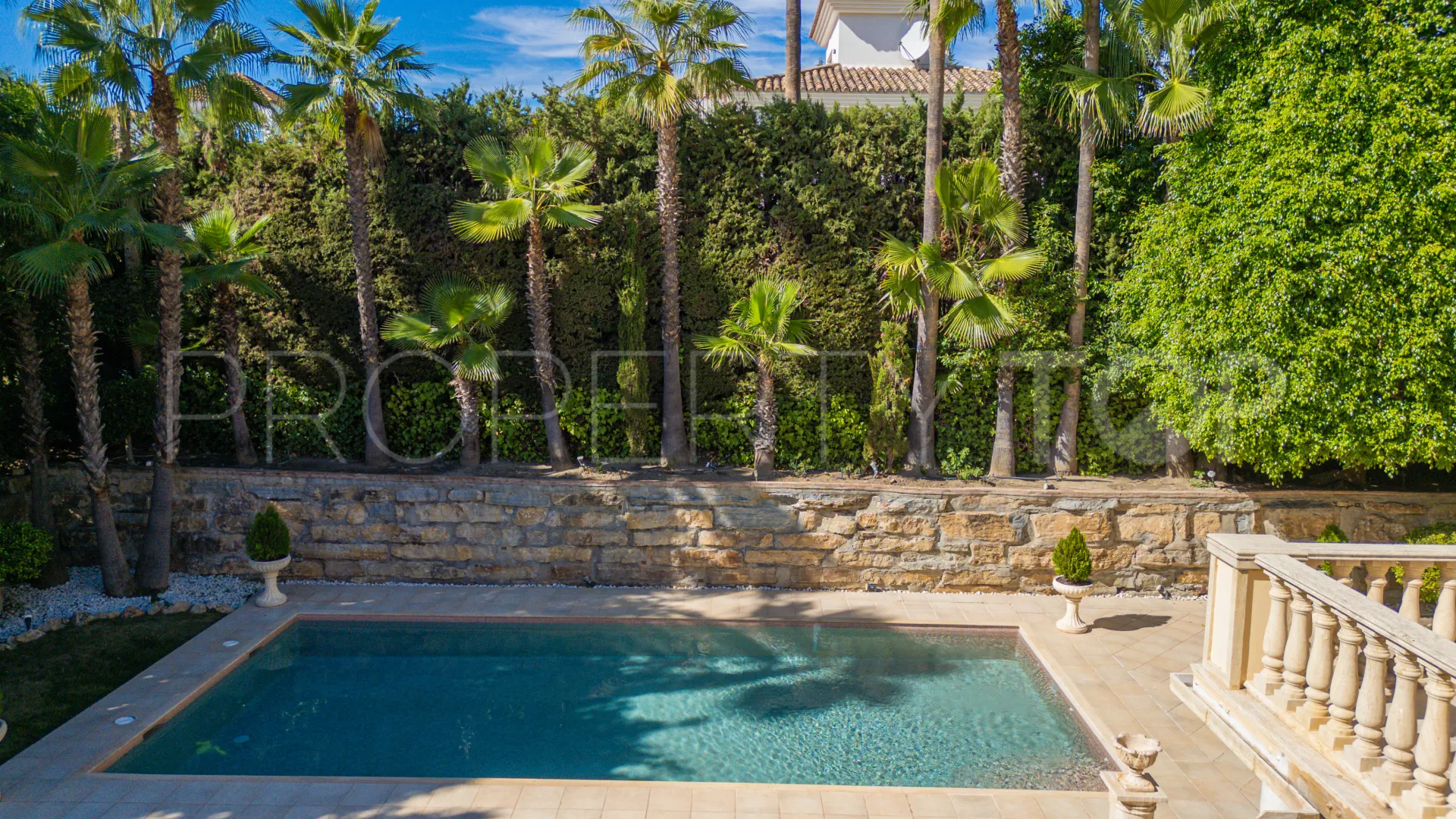 For sale villa with 5 bedrooms in Nueva Andalucia