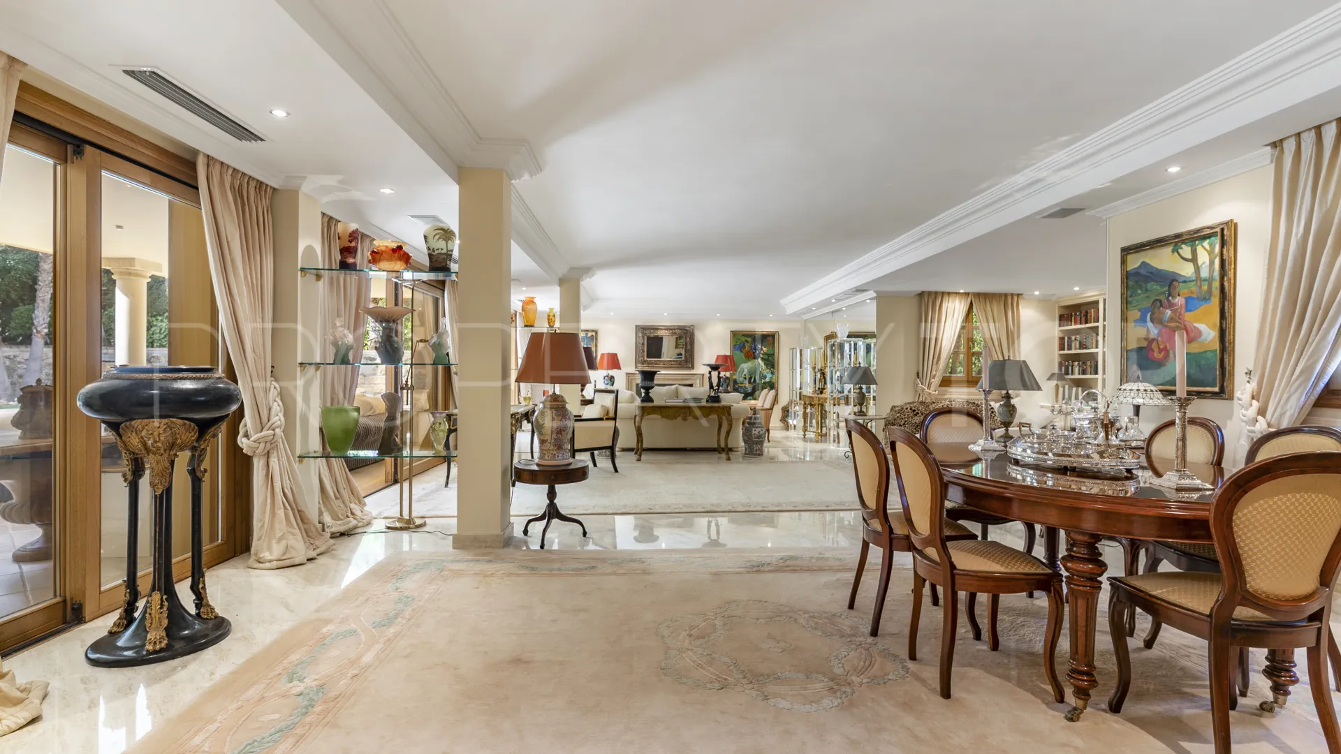 For sale villa with 5 bedrooms in Nueva Andalucia