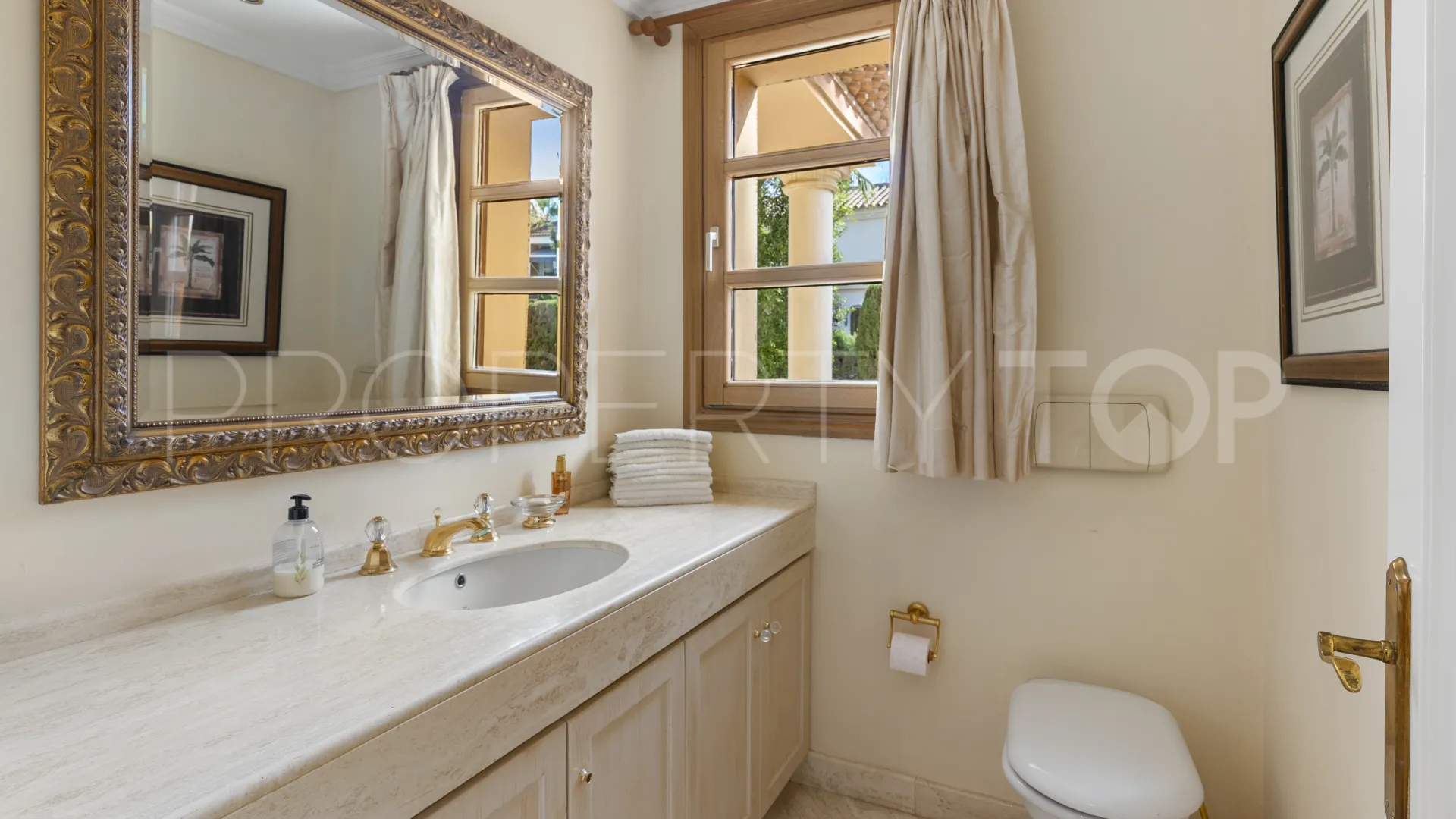 For sale villa with 5 bedrooms in Nueva Andalucia