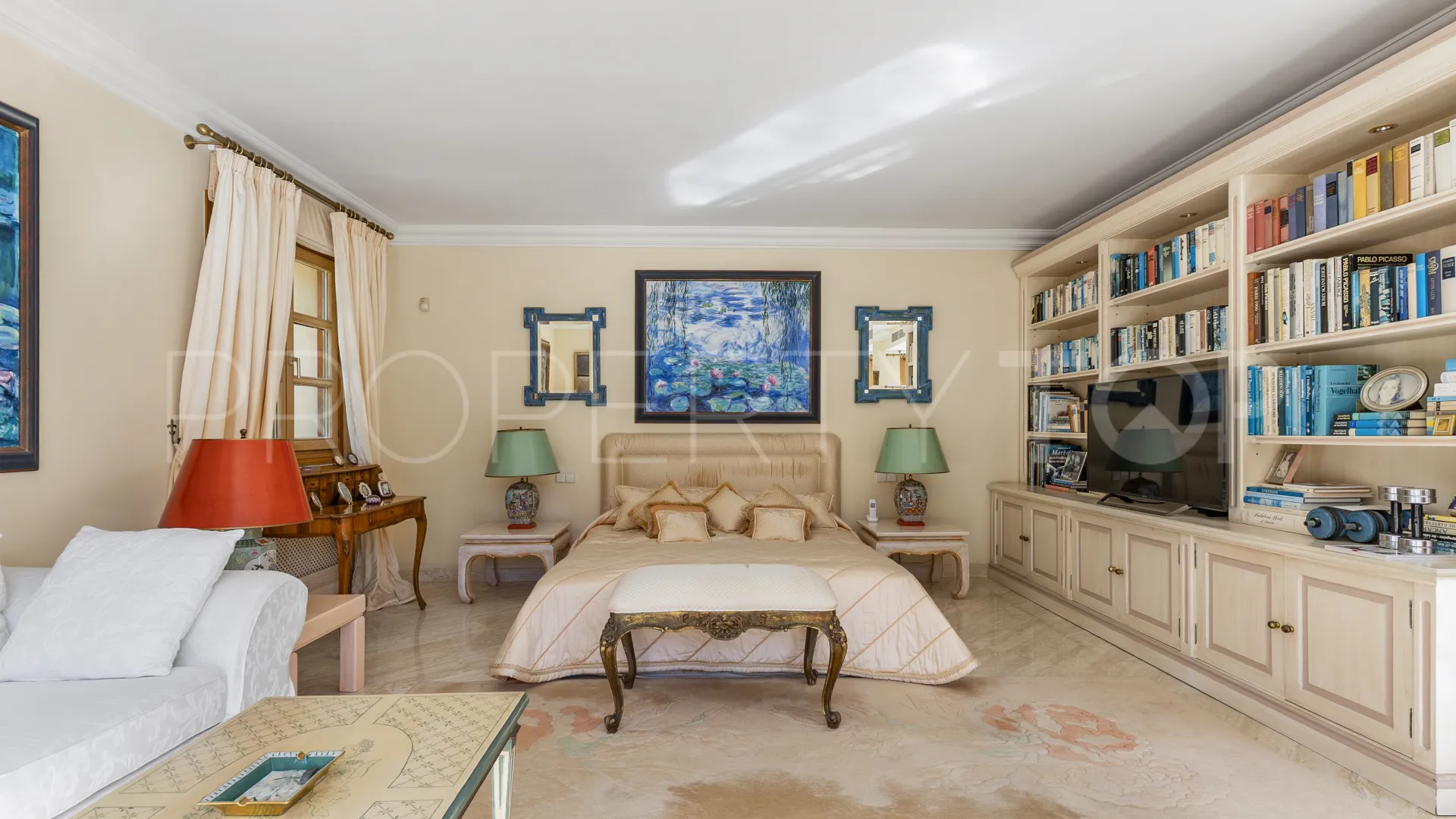 For sale villa with 5 bedrooms in Nueva Andalucia