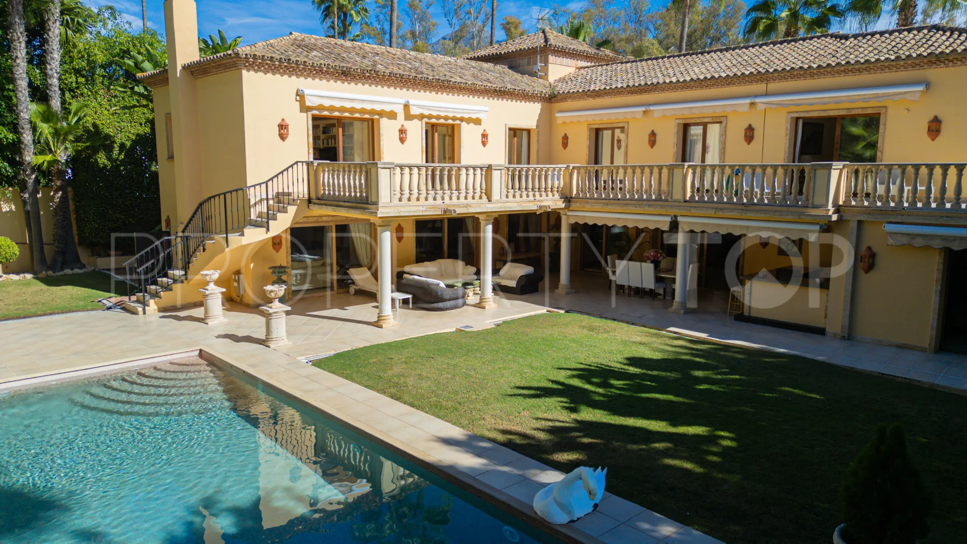 For sale villa with 5 bedrooms in Nueva Andalucia