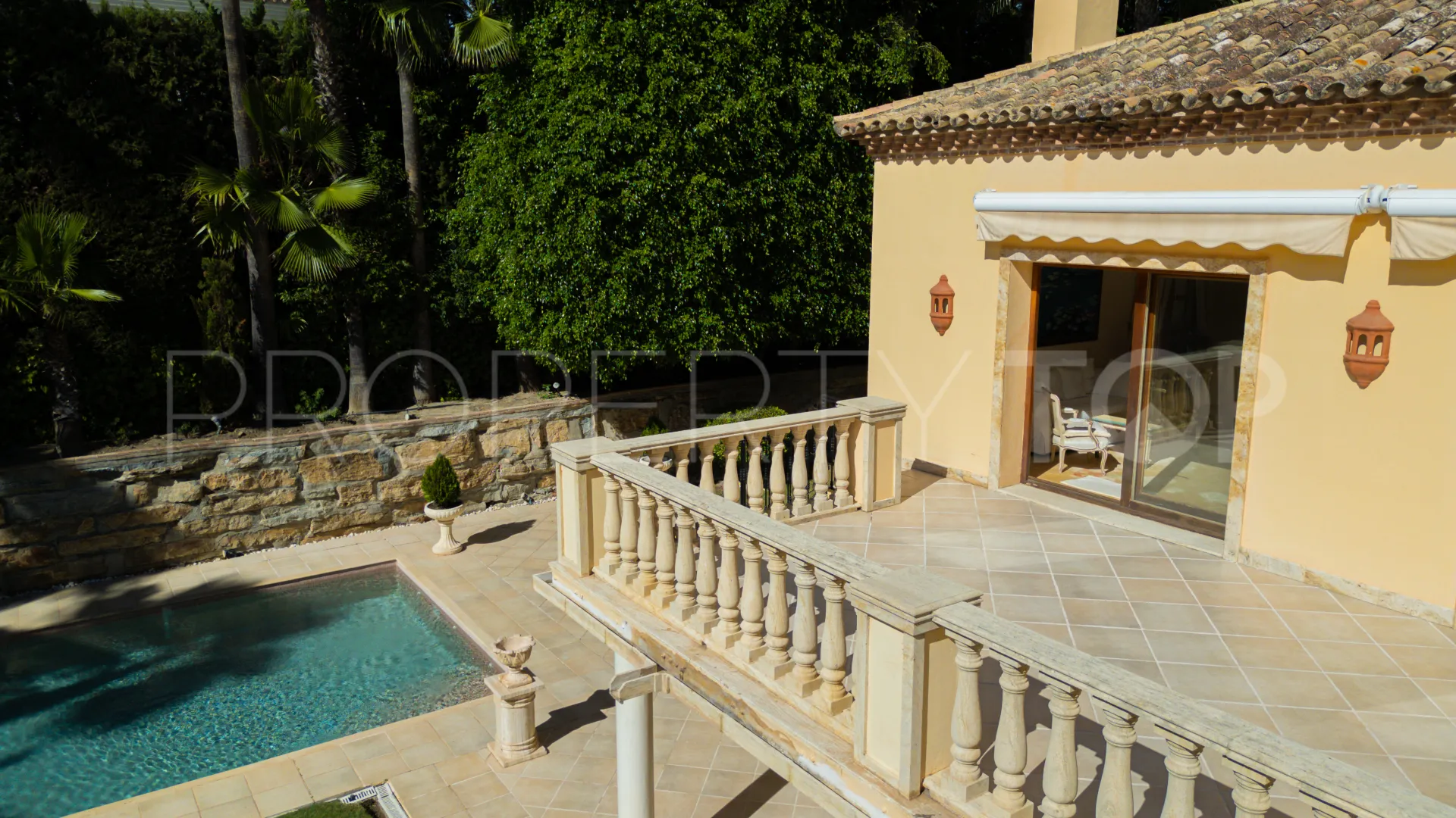 For sale villa with 5 bedrooms in Nueva Andalucia