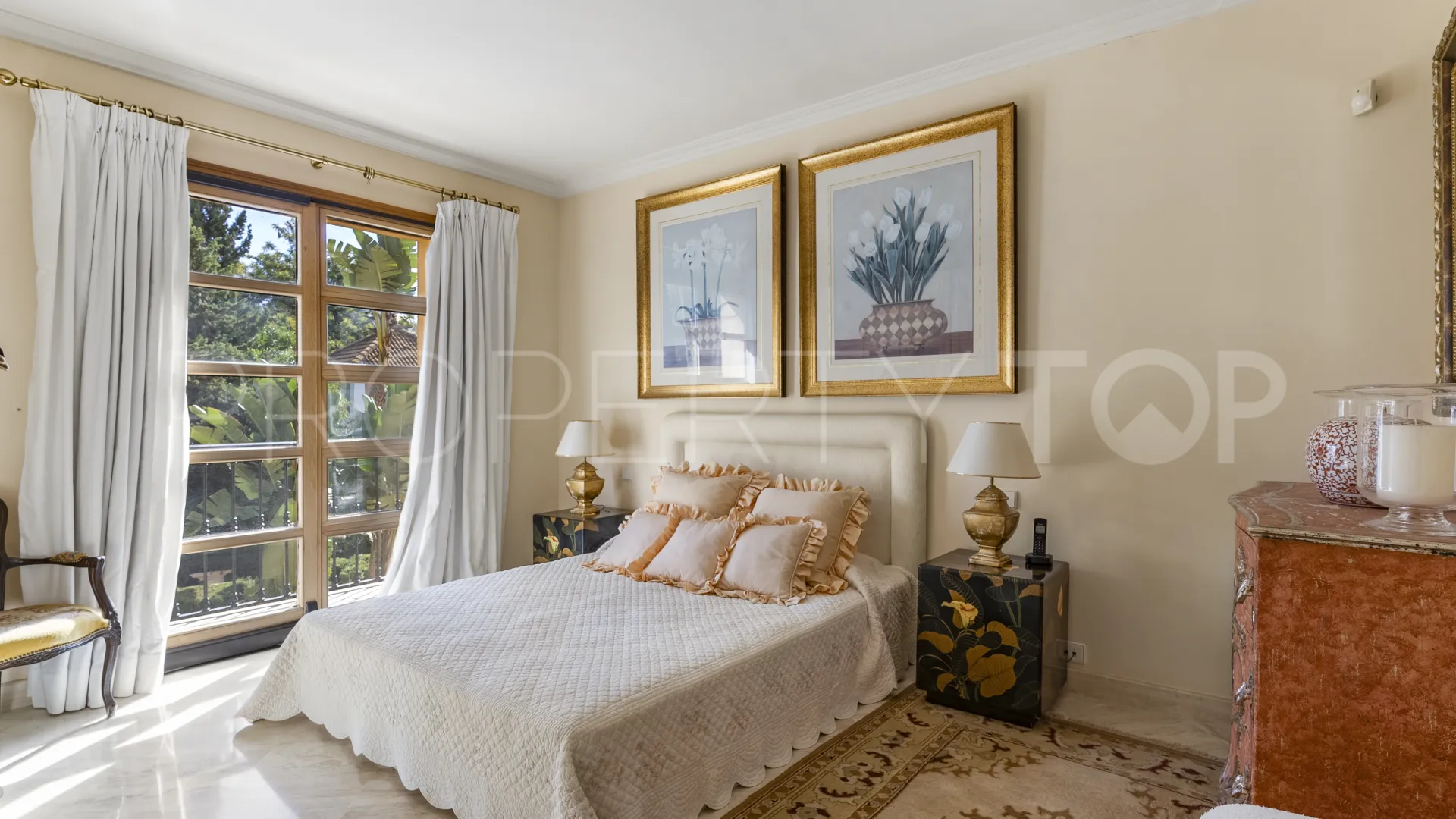 For sale villa with 5 bedrooms in Nueva Andalucia