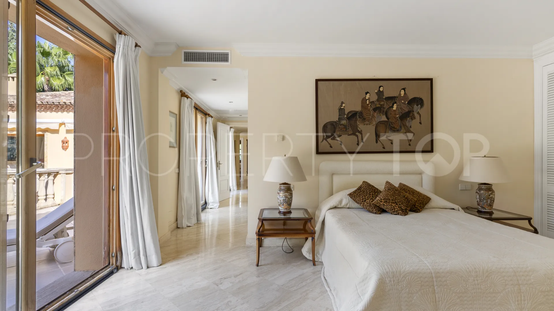 For sale villa with 5 bedrooms in Nueva Andalucia