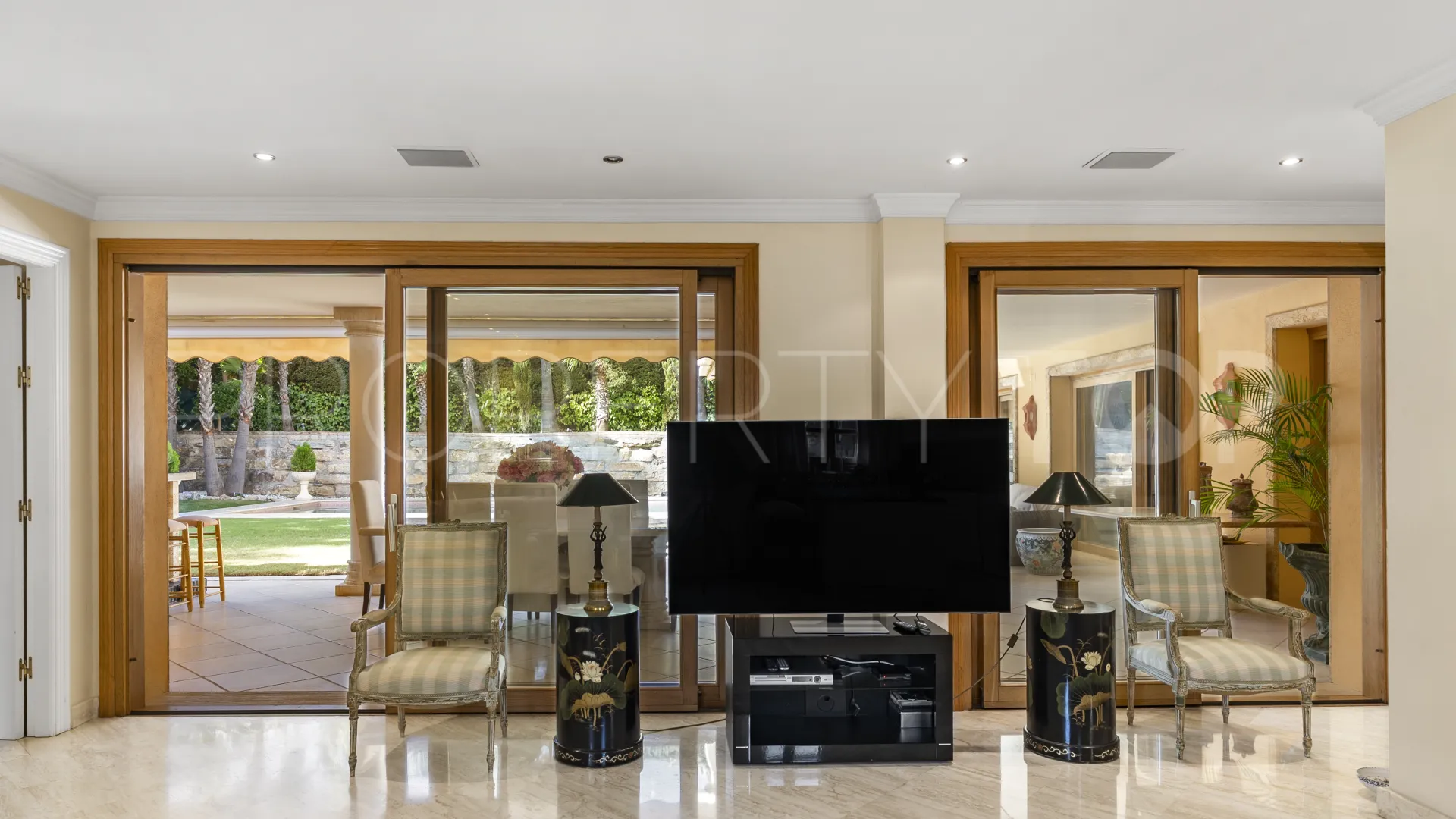 For sale villa with 5 bedrooms in Nueva Andalucia