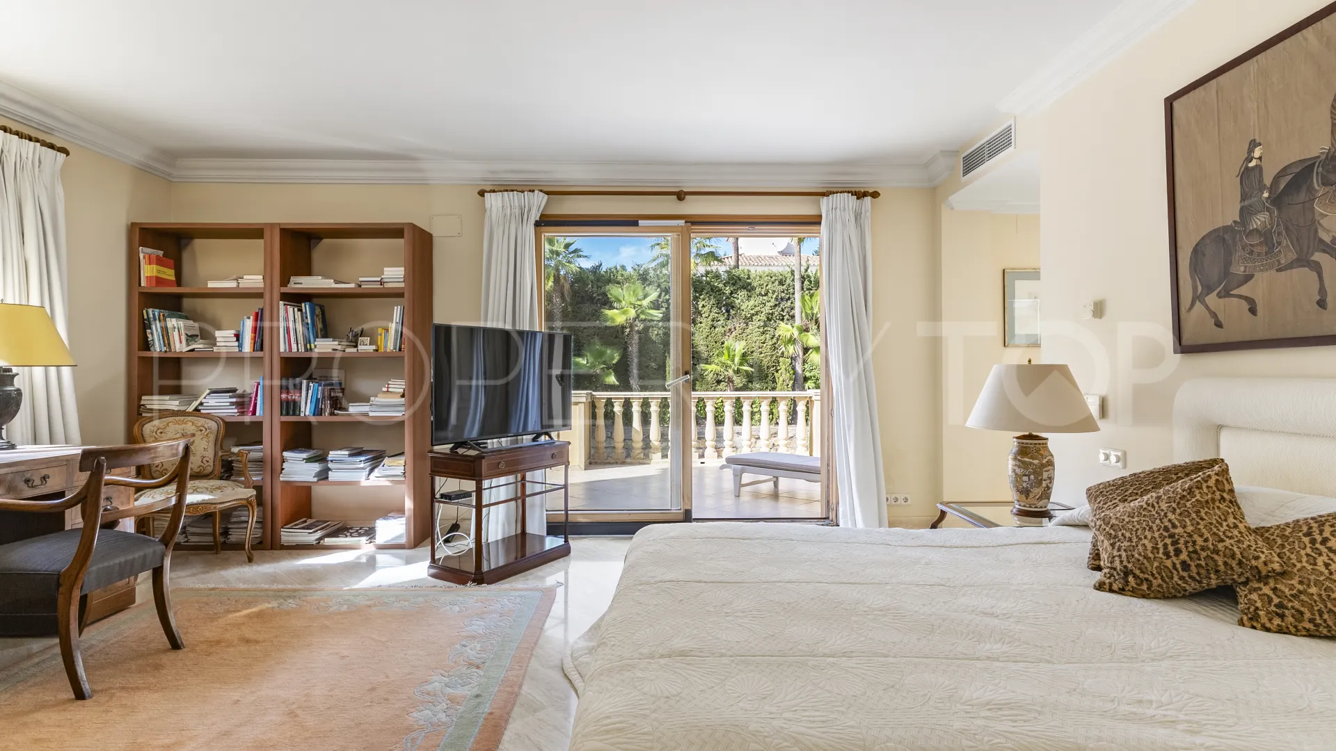 For sale villa with 5 bedrooms in Nueva Andalucia