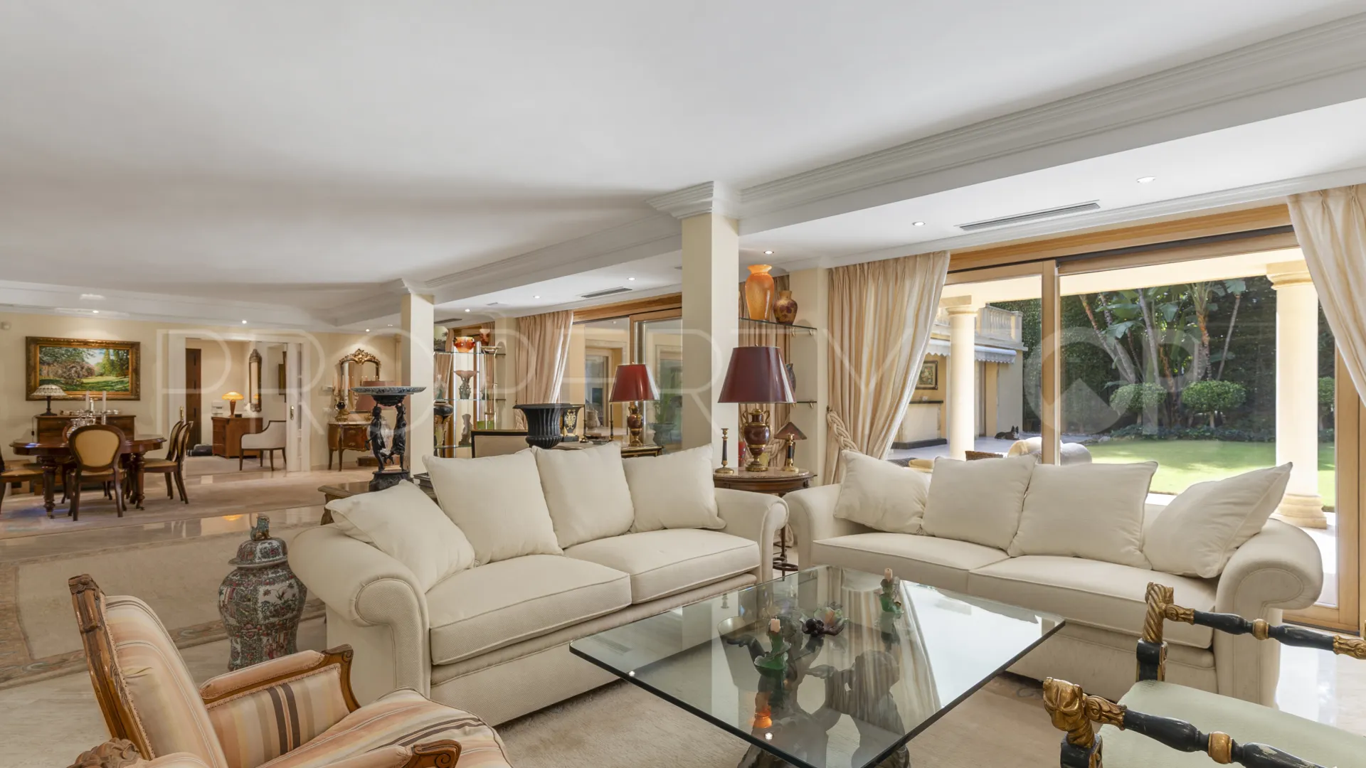 For sale villa with 5 bedrooms in Nueva Andalucia