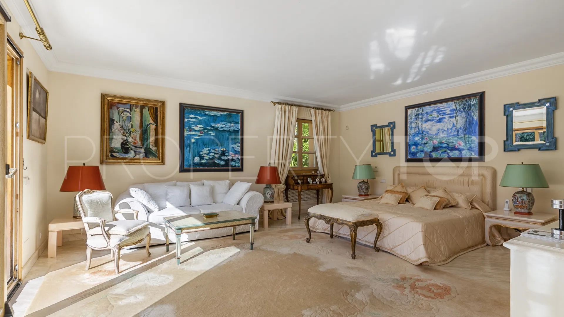 For sale villa with 5 bedrooms in Nueva Andalucia