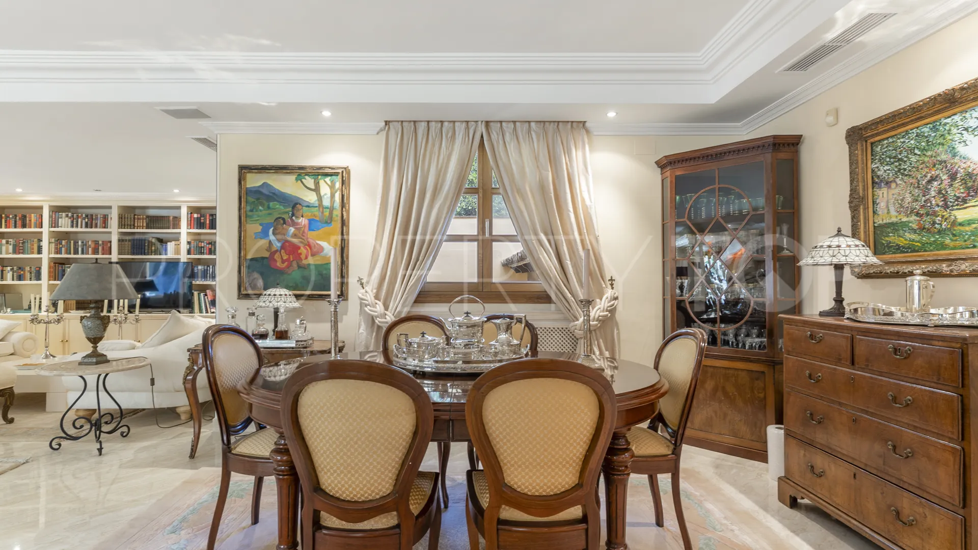 For sale villa with 5 bedrooms in Nueva Andalucia
